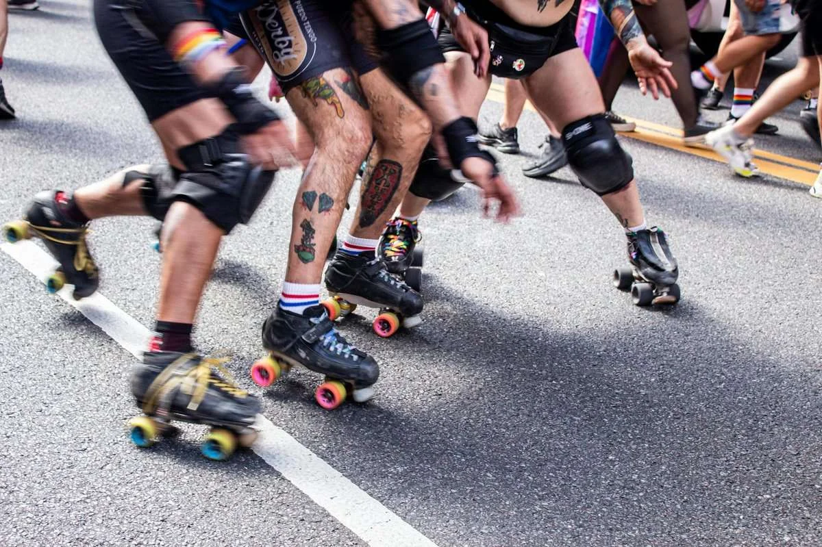 jilek olympiada program: Dynamic roller derby competition showcasing colorful skates in Buenos Aires, Argentina streets