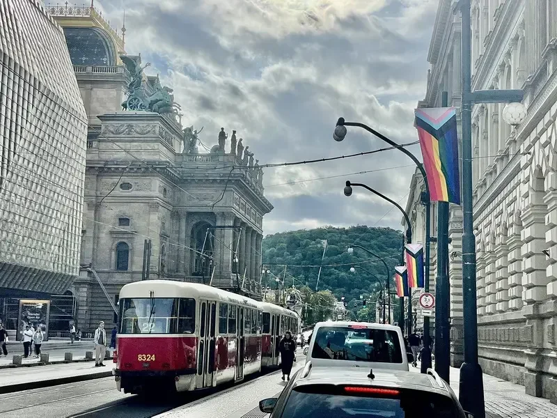 Duhové vlajky Praha Národní třída – uznávání stejnopohlavních manželství EU