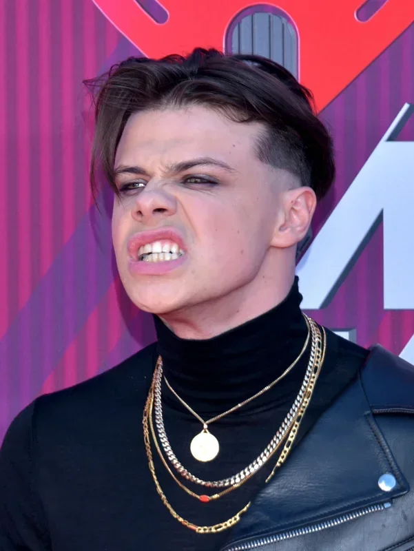 Yungblud na červeném koberci – zakladatel festivalu Bludfest 2026 v Hradci Králové