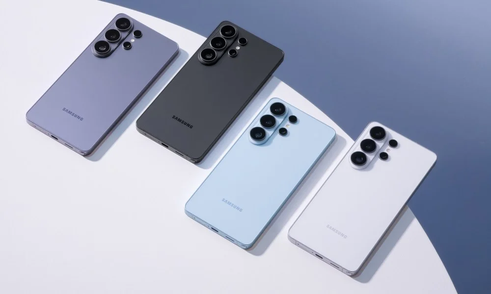 Samsung Galaxy S26 série – čtyři barevné varianty nového telefonu pohledem zezadu