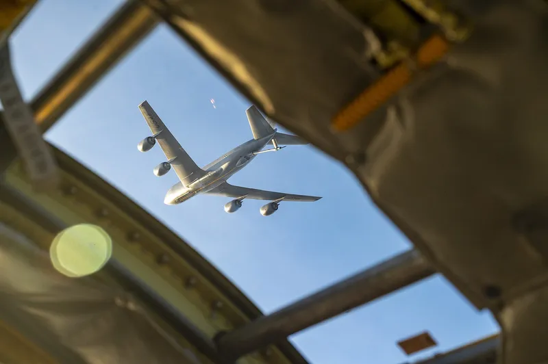 Americký bombardér B-52H při vzdušném tankování za letu v rámci vojenské operace USA