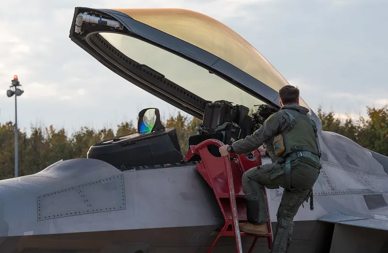 Pilot amerického stíhače F-22 Raptor nastupuje do kokpitu