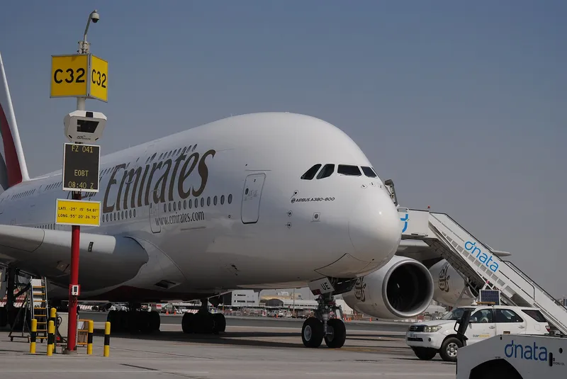 Emirates Airbus A380 zaparkovaný u terminálu na letišti Dubai
