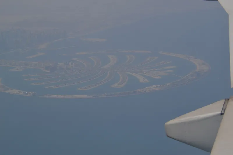 Palm Jumeirah Dubaj zasažený íránskými raketami letecký pohled