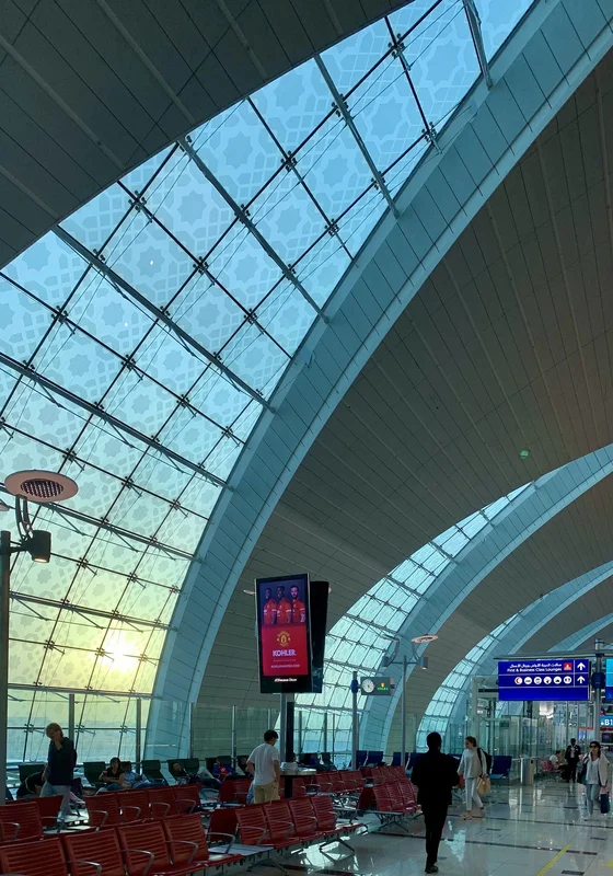 Terminál 3 dubajského letiště s ikonickým proskleným stropem