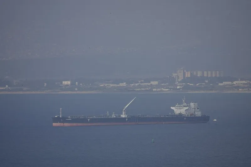 Ropný tanker zakotvený v přístavu – přeprava ropy přes Hormuzský průliv