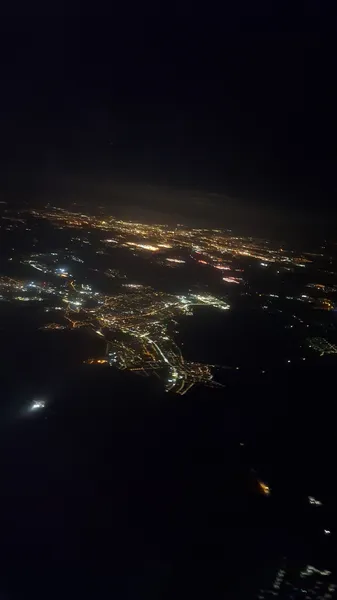 Kladno v noci z letadla — pohled na město z odletové trasy