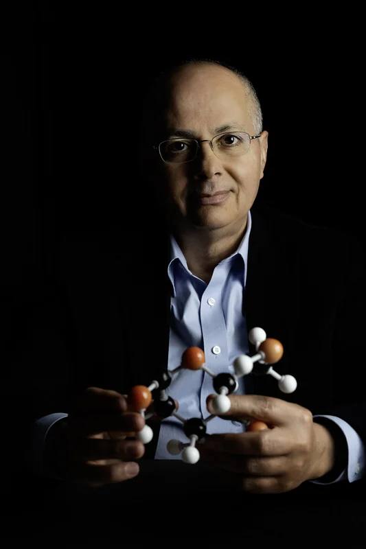 Omar Yaghi, Nobelista za chemii 2025, drží molekulární model MOF materiálu