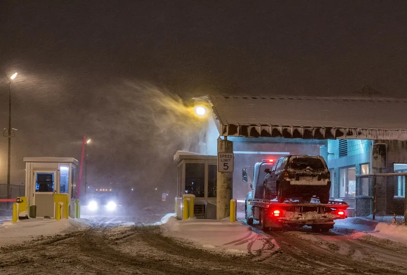 Záchytné parkoviště pro odtažená vozidla s vjezdovou branou v noci