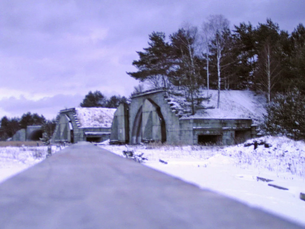 Opuštěné sovětské letecké hangáry v bývalém vojenském prostoru Ralsko