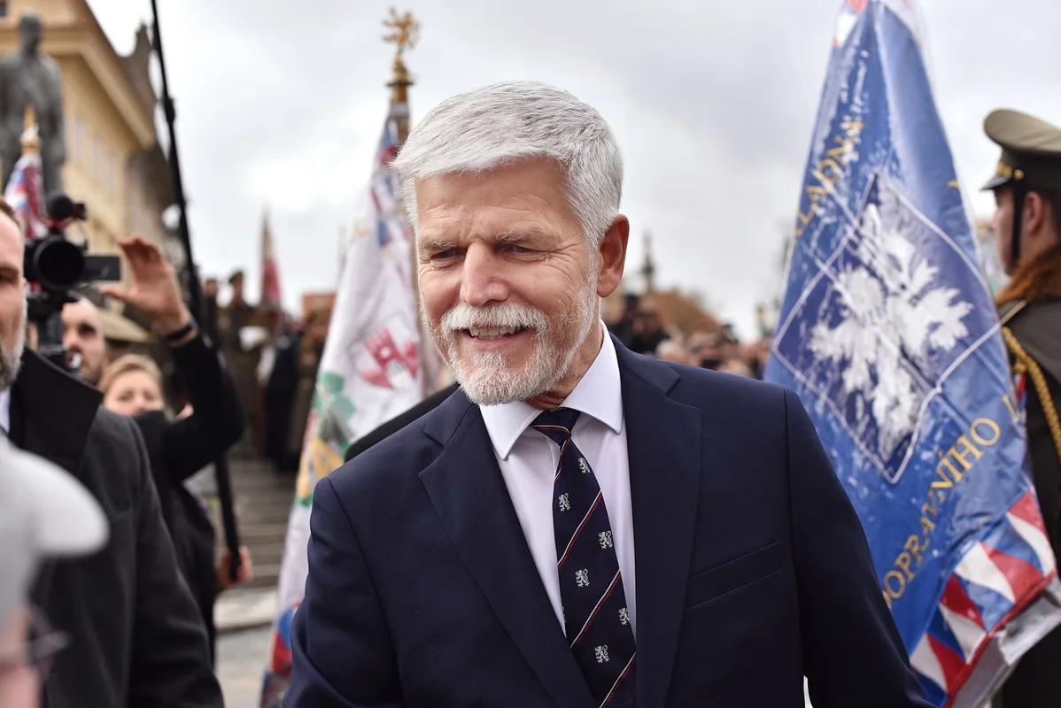 Prezident Petr Pavel na veřejné akci s českou vlajkou v pozadí