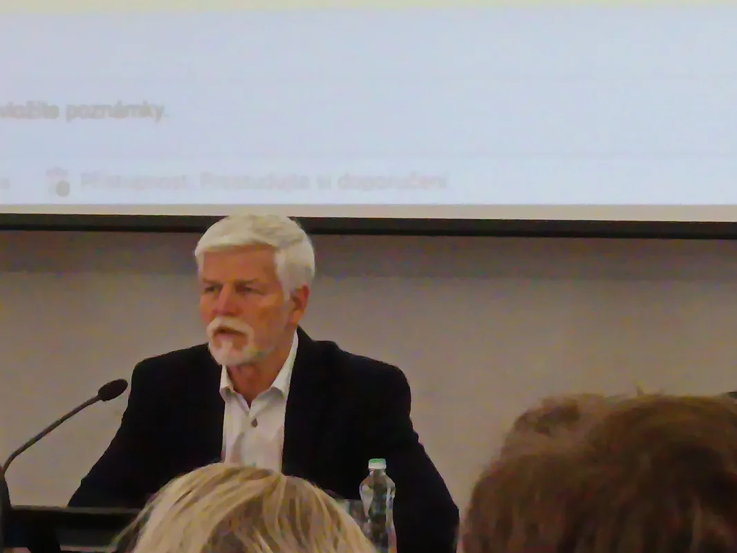 Prezident Petr Pavel na veřejném zasedání, zvažuje druhý mandát v roce 2028