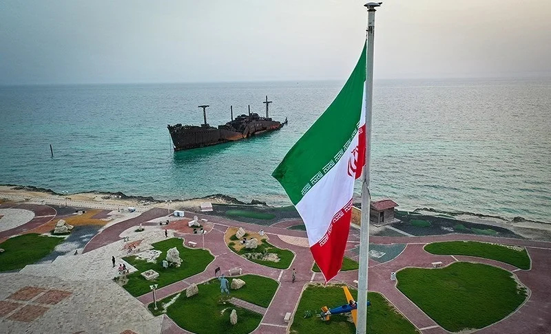 Íránská vlajka nad Perským zálivem — válka s Íránem 2026