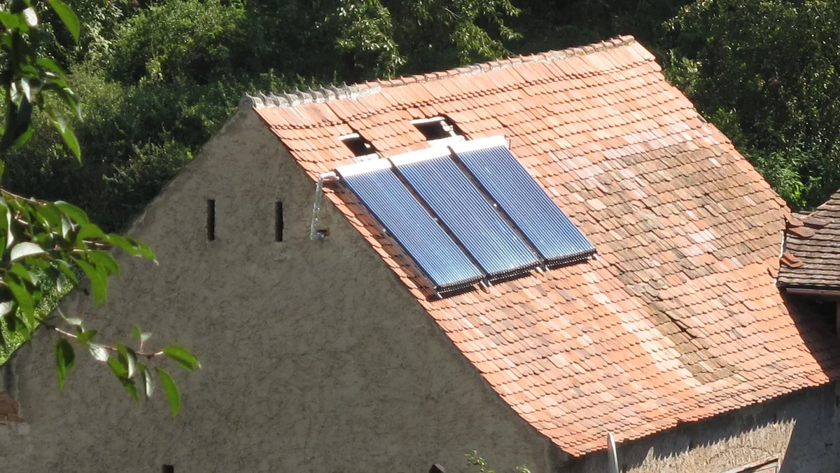 Solární kolektory na střeše českého domu – Nová zelená úsporám dotace