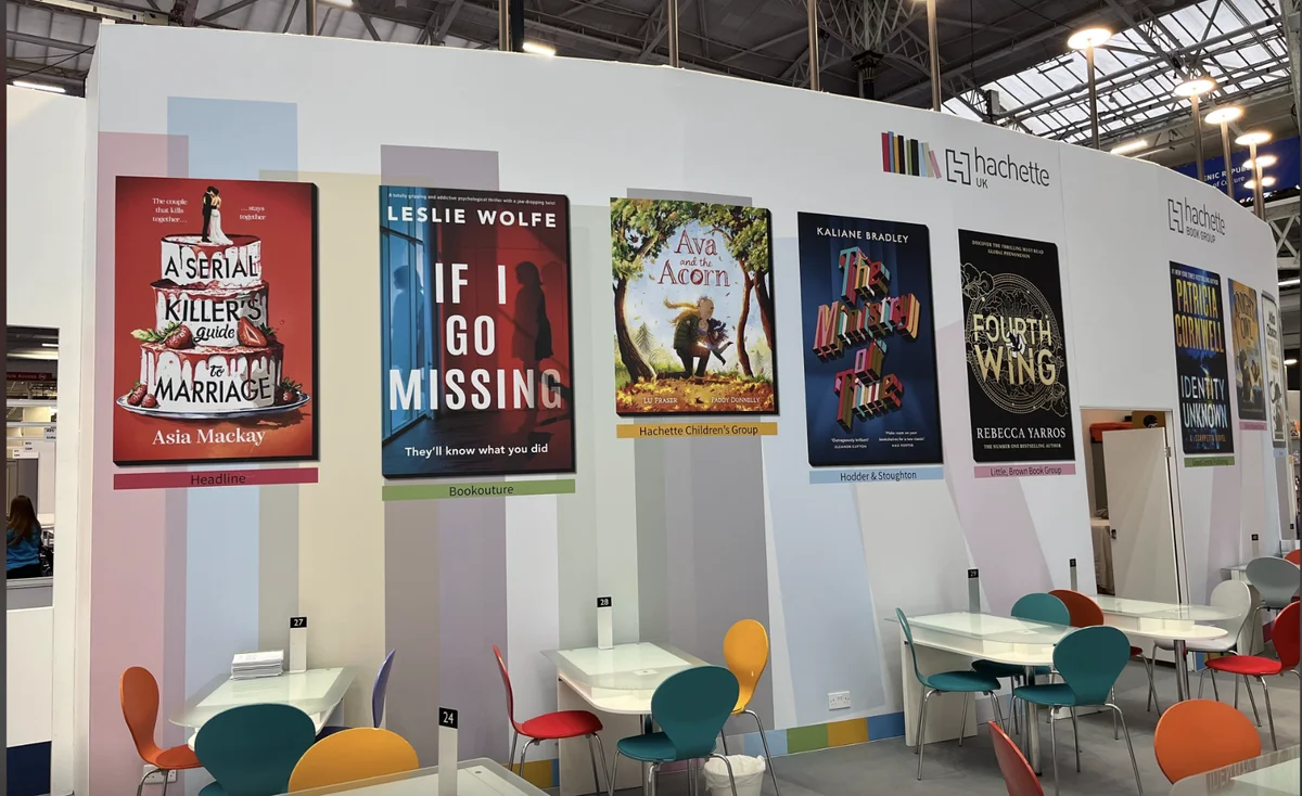 Londýnský knižní veletrh London Book Fair 2024 se stánky nakladatelů