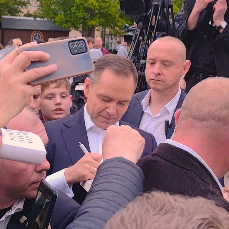 Karol Nawrocki podepisuje knihy na veřejné akci