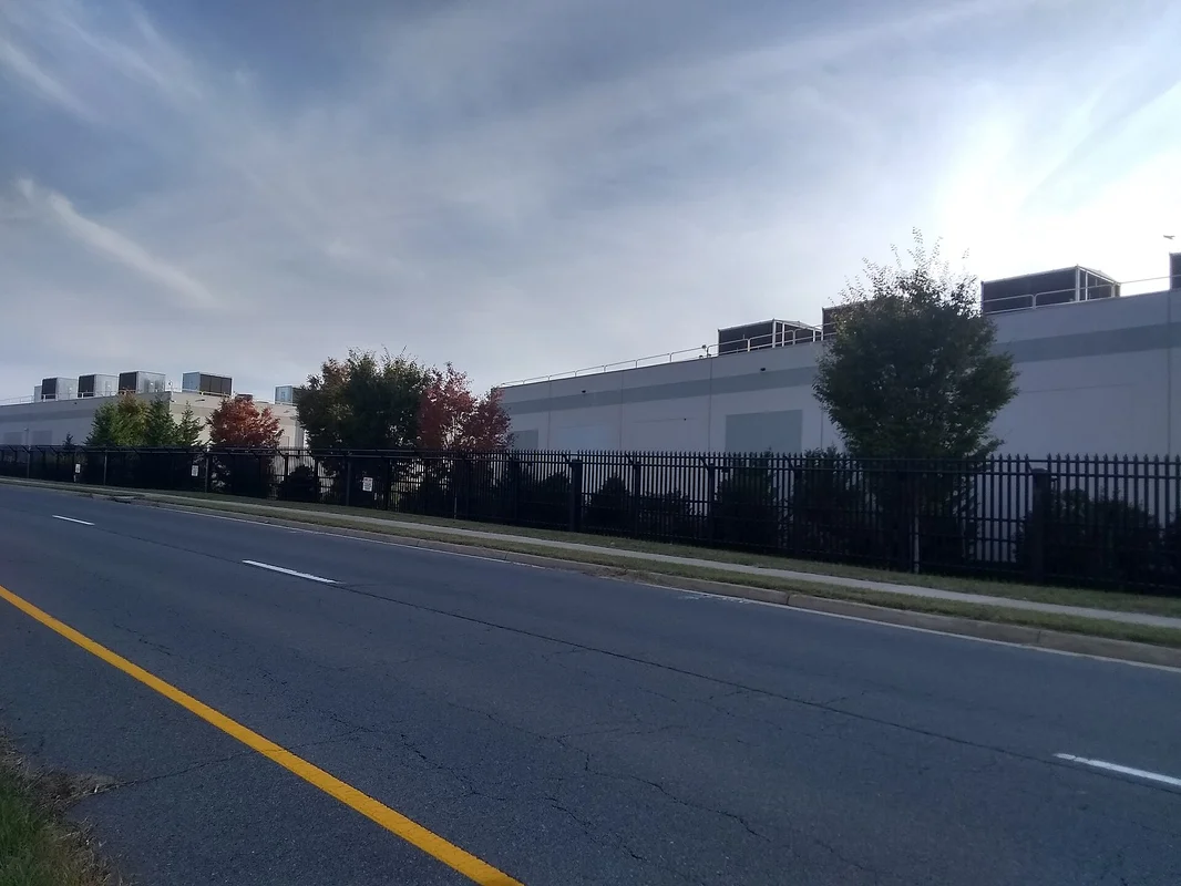 Datové centrum Amazon Web Services za bezpečnostním plotem