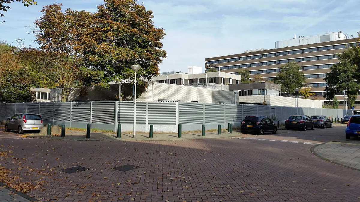 Budova ortodoxní židovské školy Cheider v Amsterdamu s bezpečnostním oplocením