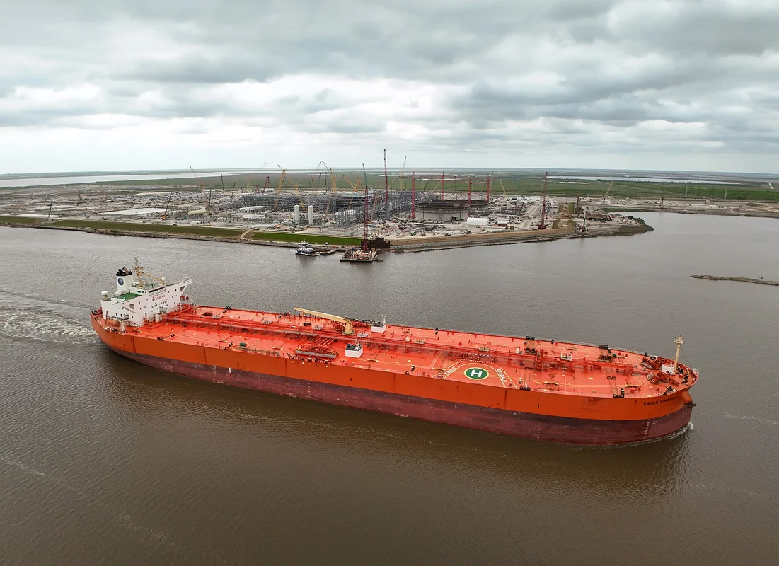 Ropný tanker přepravuje surovou ropu přes přístav — nouzové zásoby IEA