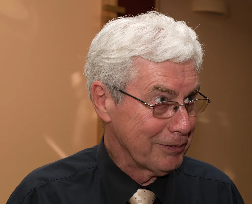 Jiří Grygar, český astronom a popularizátor vědy, přednáší na vědecké akci