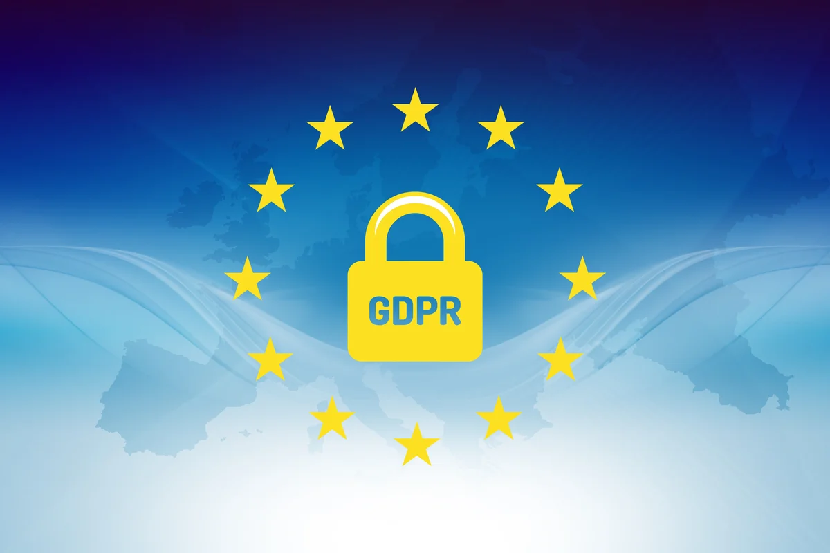Symbol GDPR - zámek s hvězdami EU symbolizující ochranu osobních údajů v Evropě