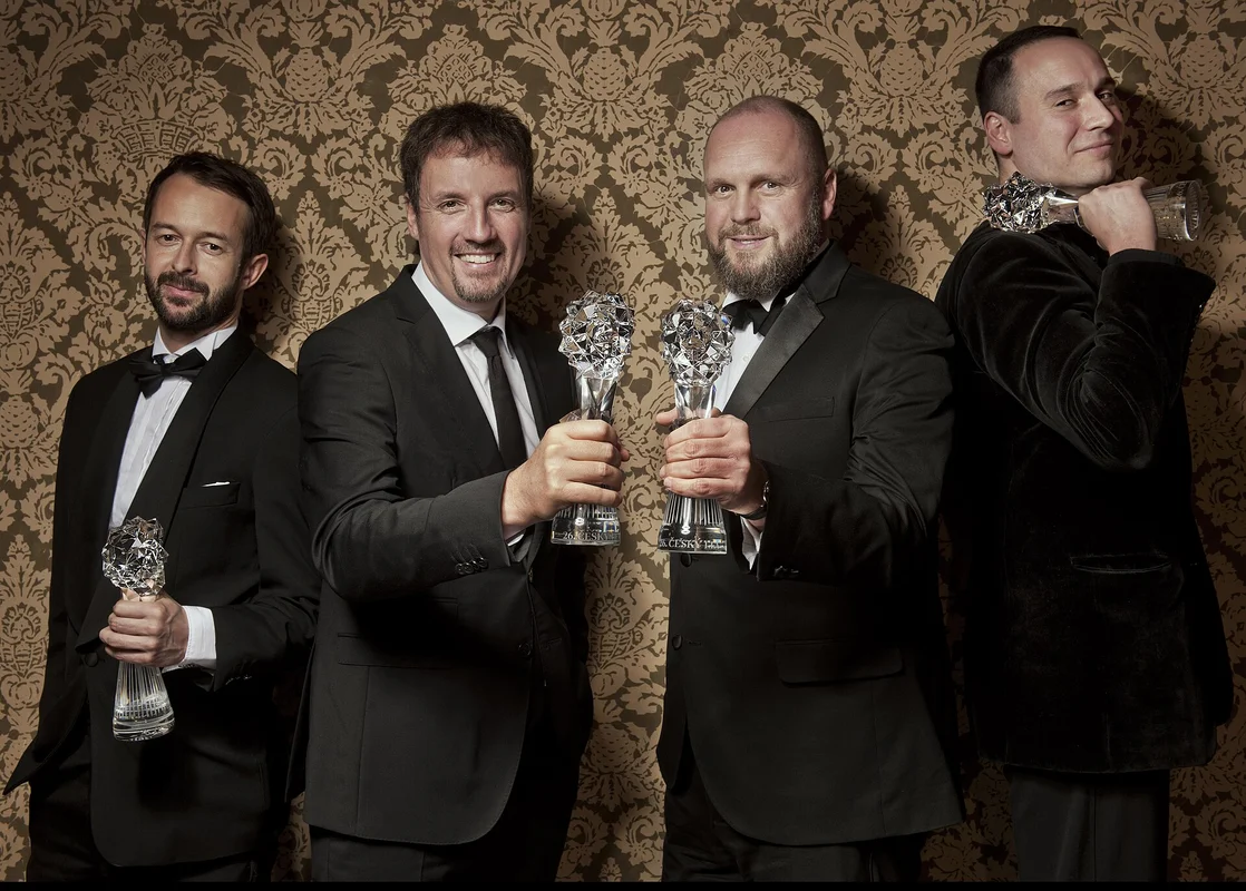 Držitelé cen Český lev s křišťálovými trofejemi na slavnostním ceremoniálu