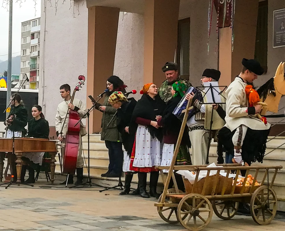 Vynášení Morany na jarní slavnosti s lidovou hudbou na Kladensku