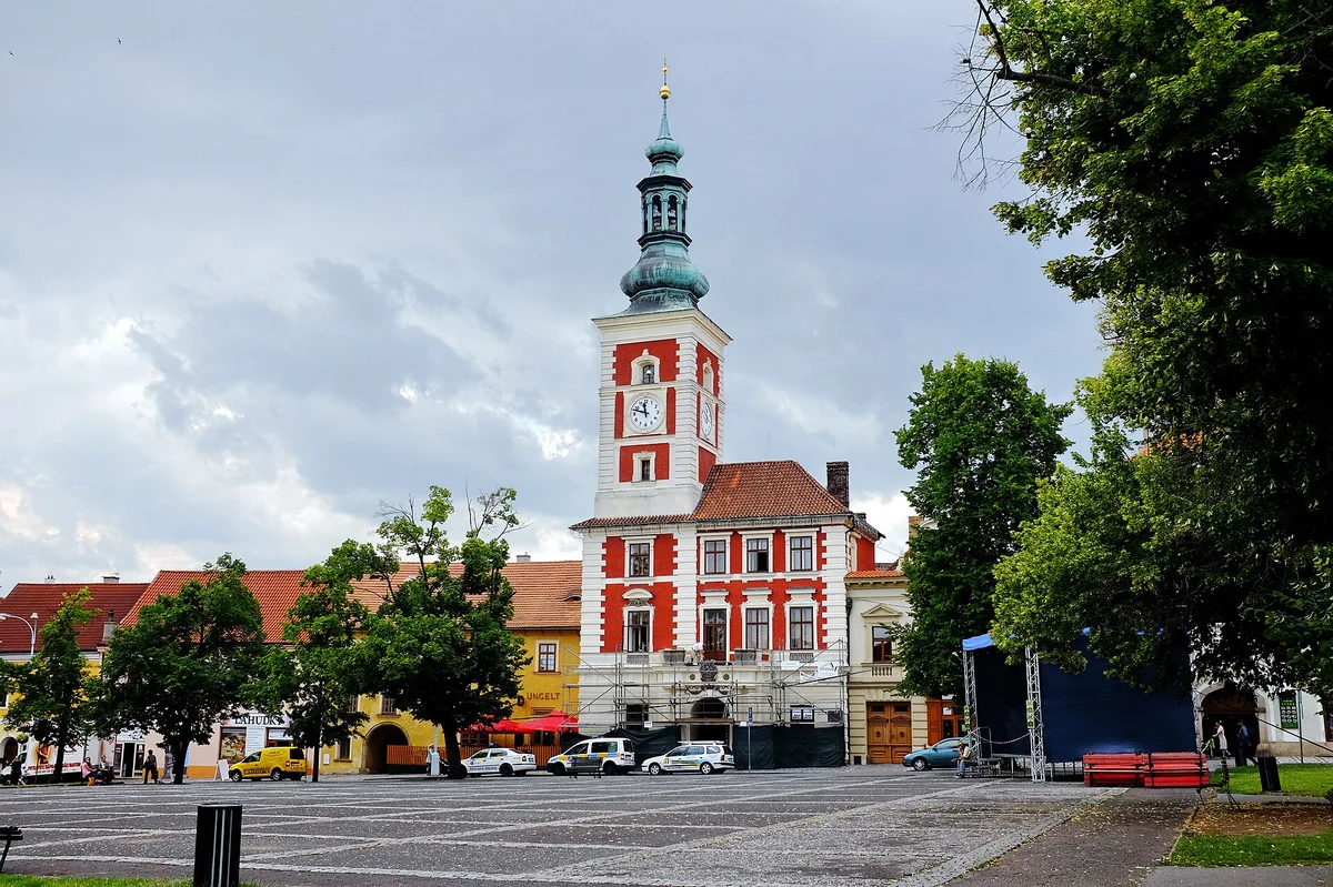 Radnice ve Slaném s barokní věží na hlavním náměstí