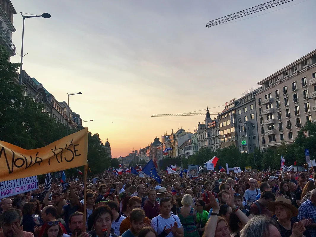 Demonstrace proti Babišovi na Letné v Praze s tisíci lidmi při západu slunce