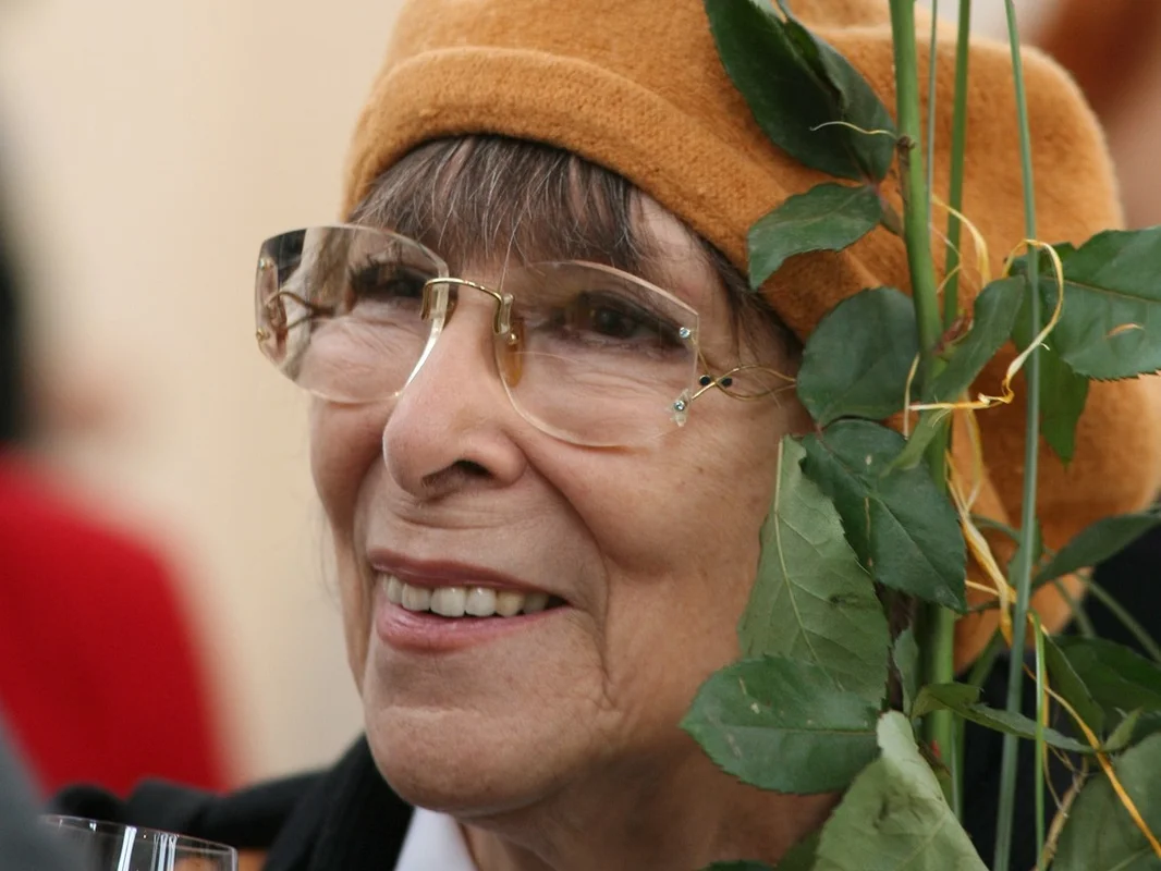 Hana Hegerová s úsměvem a růží — královna českého šansonu