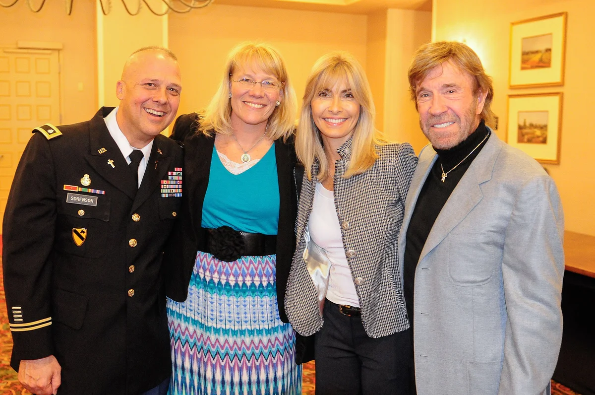 Chuck Norris s manželkou Genou na slavnostní akci v roce 2015