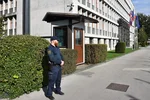 Budova slovinského Národního shromáždění v Lublani střežená policistou — Black Cube a volby