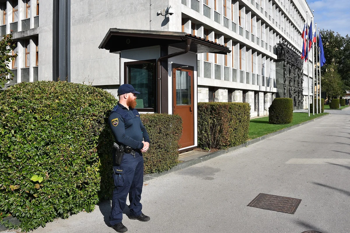Budova slovinského Národního shromáždění v Lublani střežená policistou — Black Cube a volby