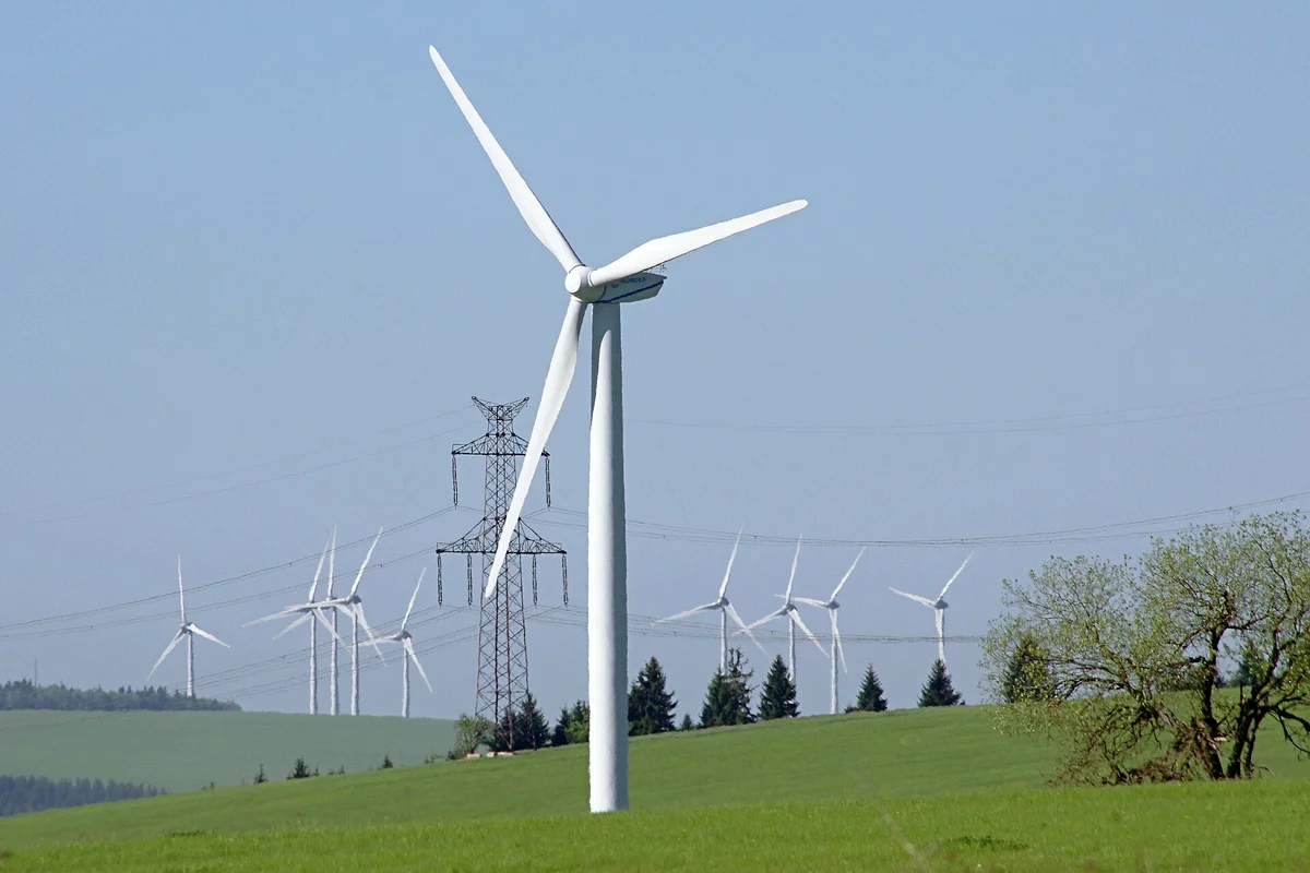 Větrné elektrárny v Krušných horách v Česku na zelených kopcích