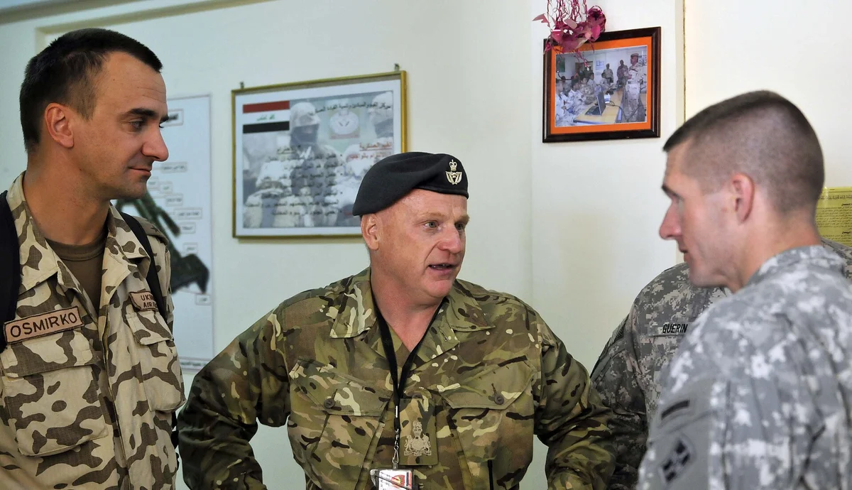 Vojáci NATO při poradní misi v Iráku diskutují o výcviku bezpečnostních složek