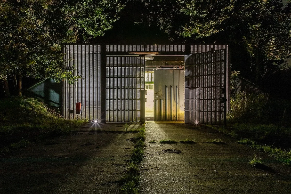 Zabezpečený vojenský muniční sklad v noci symbolizuje útok na zbrojovku v Pardubicích