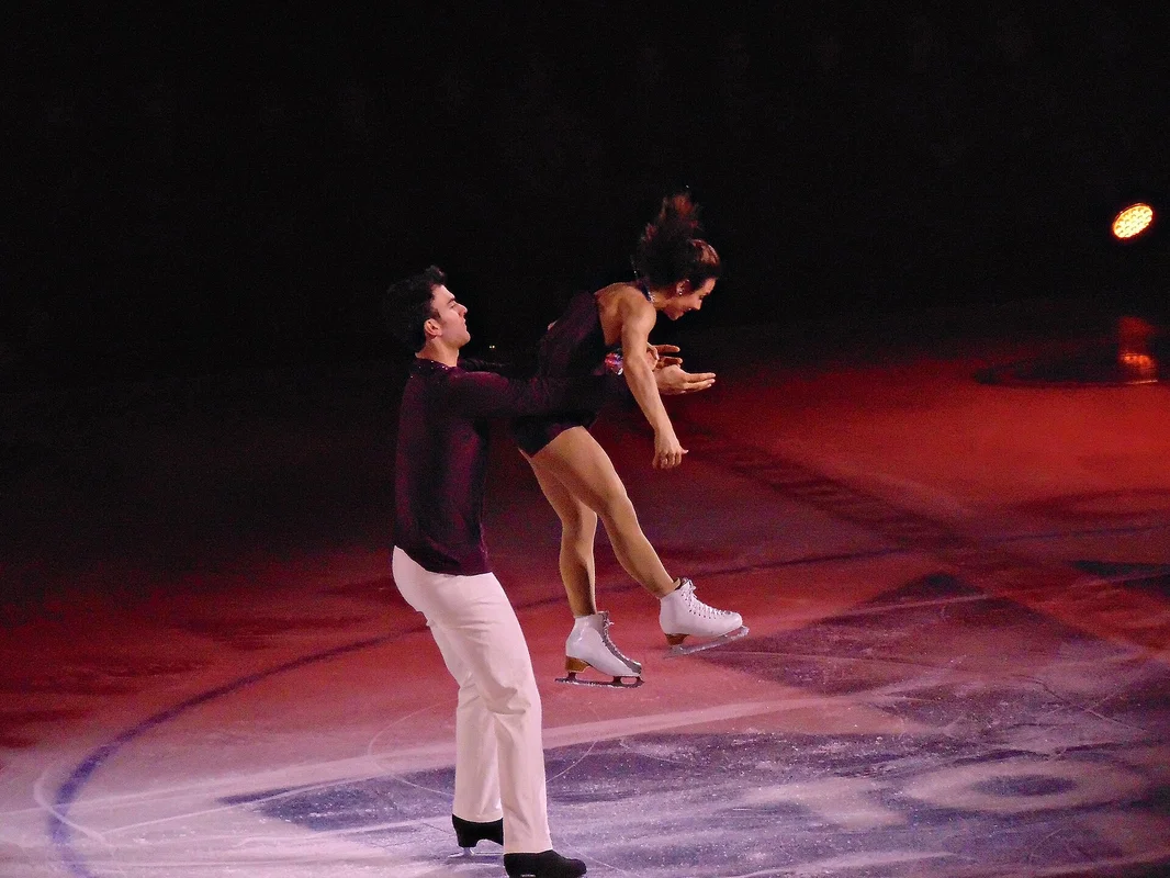 Krasobruslařský pár při zvedačce na ledě připomínající závody Otto Jelinka na MS