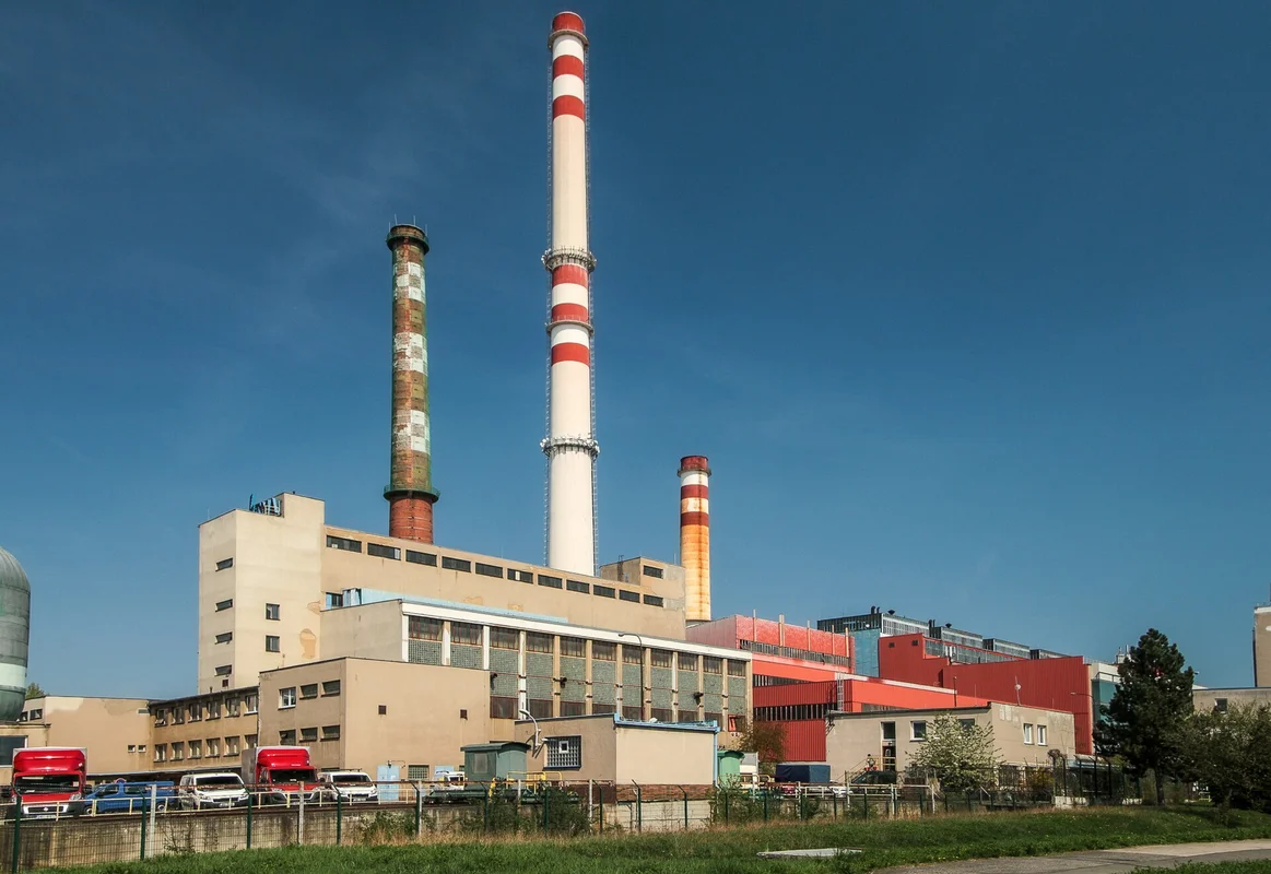 Teplárna Malešice s komíny — ilustrační foto k dohodě o cenách tepla v Kladně