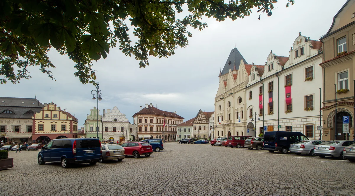 Žižkovo náměstí v Táboře s historickými domy a renesanční radnicí
