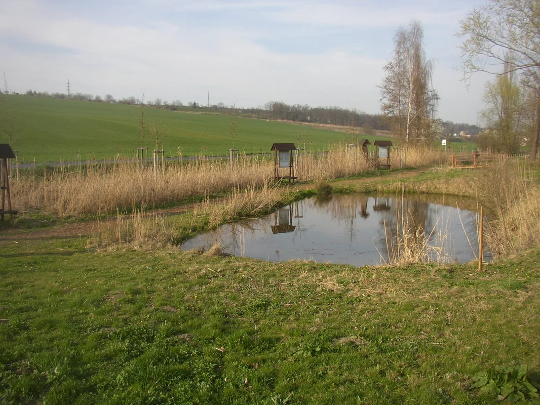 Naučná stezka střediska Čabárna u Kladna s vodní plochou a ptačími krmítky