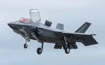 Stíhačka F-35A Lightning II ve vzduchu — typ letounu pro českou armádu