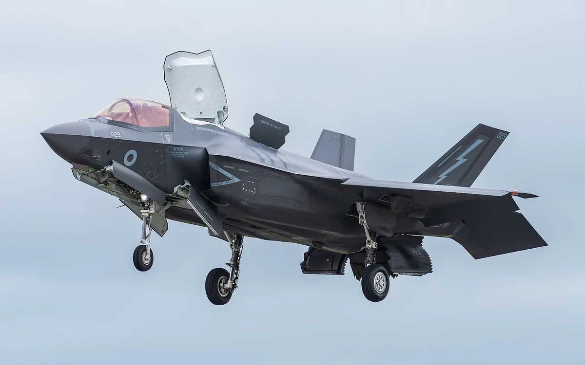 Stíhačka F-35A Lightning II ve vzduchu — typ letounu pro českou armádu
