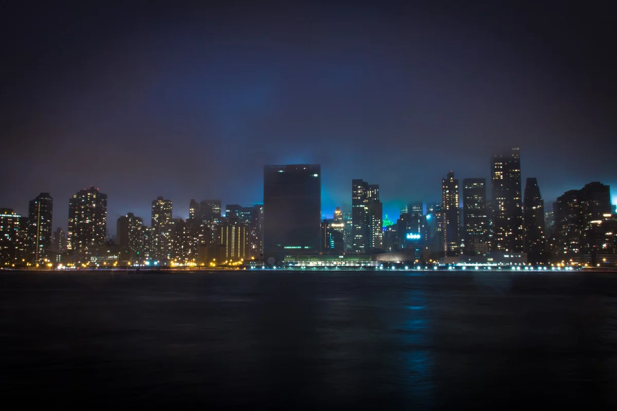 Budova OSN zhasíná během Hodiny Země v New Yorku