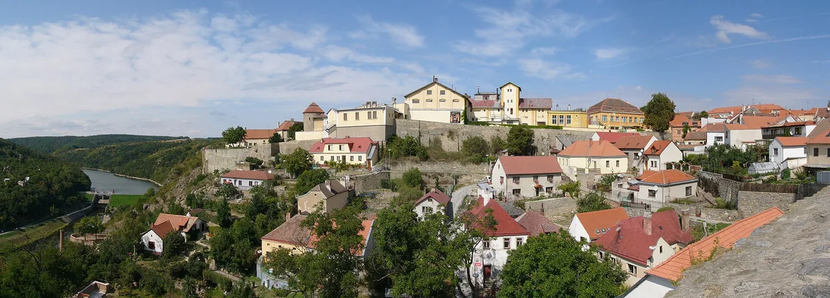 Panoramatický pohled na znojemský hrad a historické centrum města Znojmo