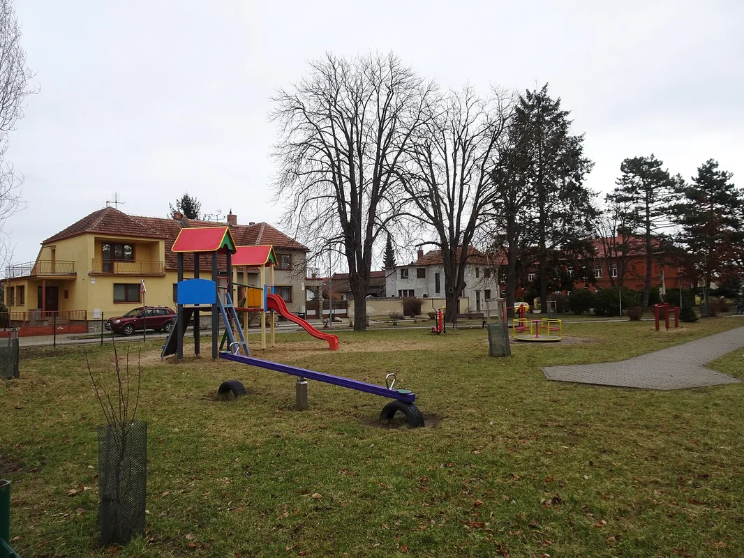Dětské hřiště v Charvátské Nové Vsi u Břeclavi s prolézačkou a houpačkou