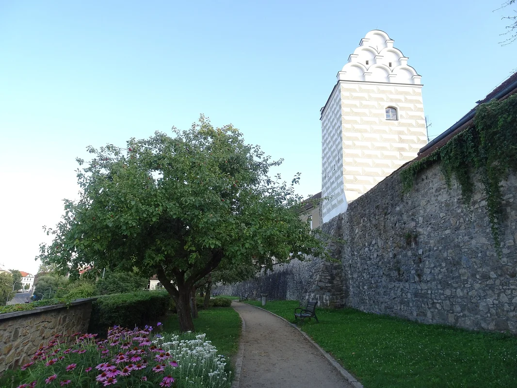 Historické hradby a vodárna v Táboře kde probíhá blokové čištění ulic