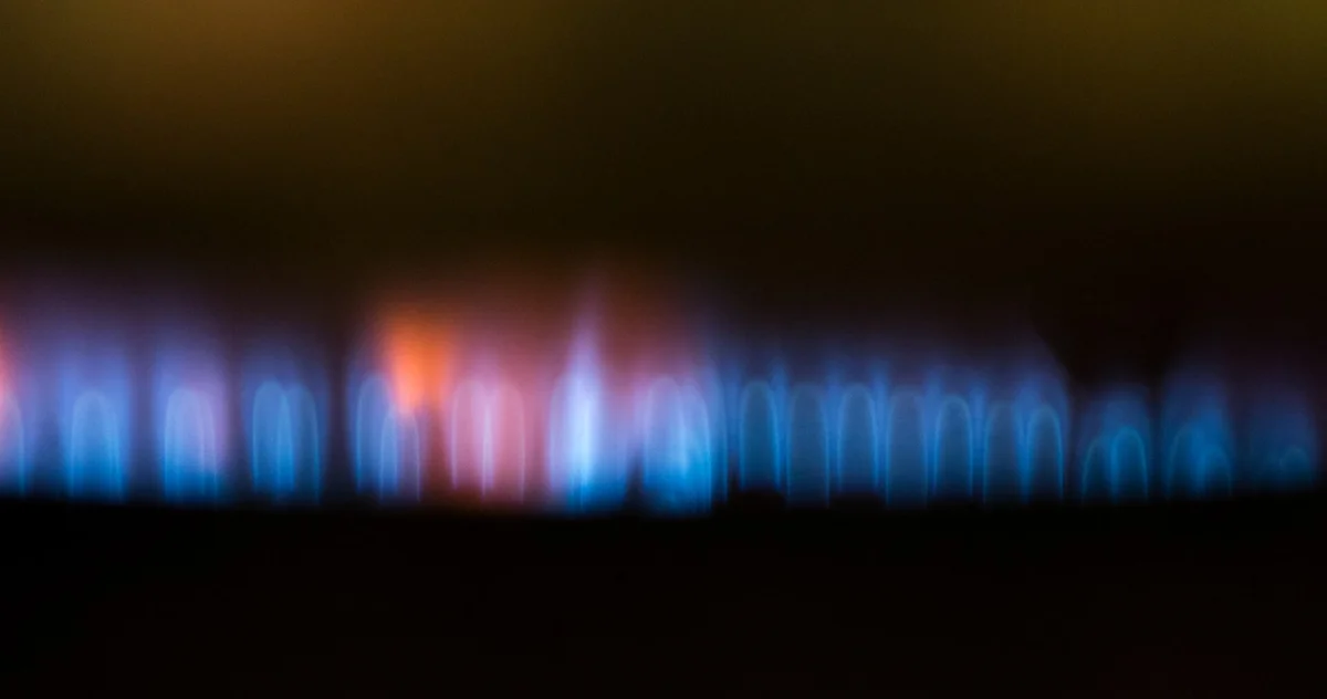 Modré plameny zemního plynu při hoření - zdražování plynu v Česku