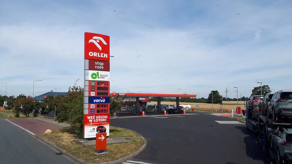 Čerpací stanice Orlen v Polsku s ceníkem paliv u vjezdu