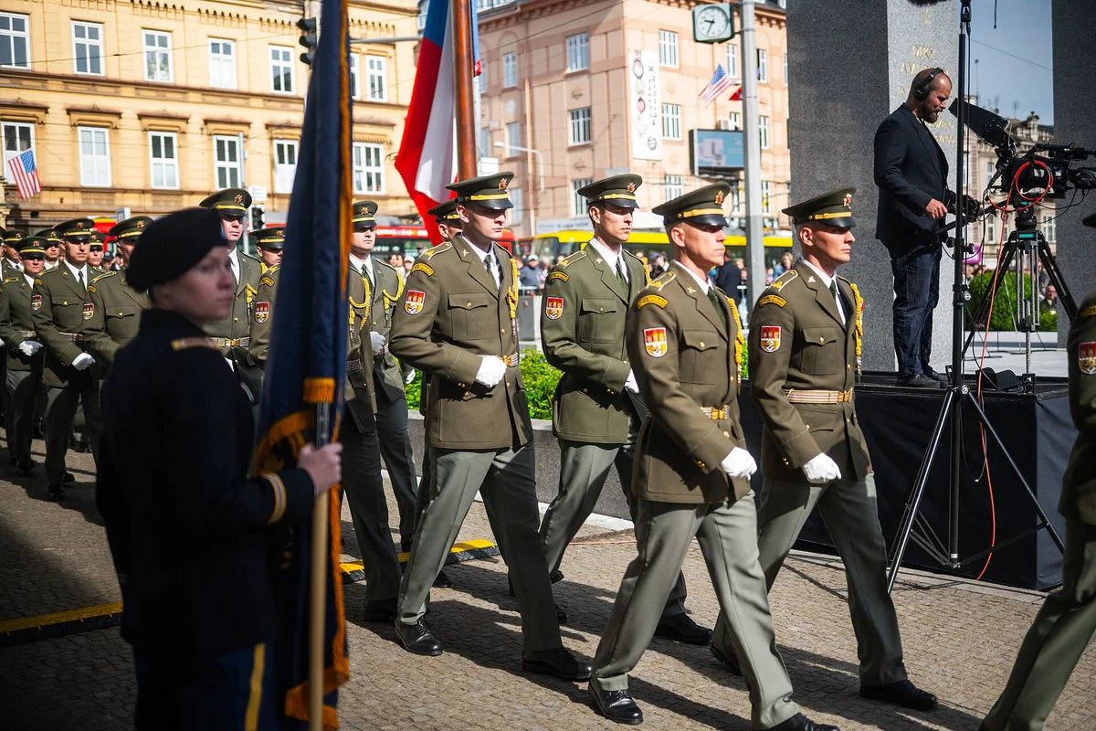 Česká armáda čestná stráž pochoduje při slavnostním ceremoniálu v Plzni, obrana Česka