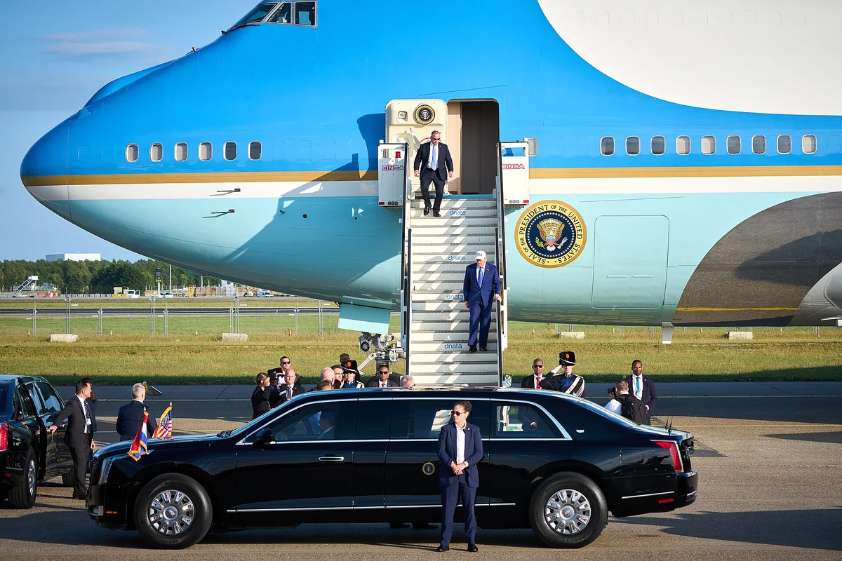 Trump přilétá na summit NATO 2025 Air Force One, USA zvažují odchod z aliance